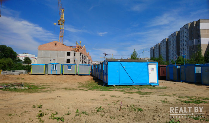 ФОТОФАКТ: МАПИД в Малиновке активно строит трехэтажные дома в английском стиле