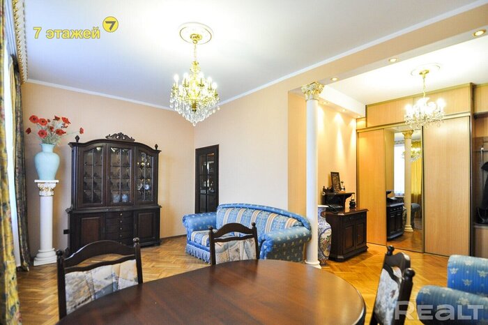 Статусное жилье для партийной элиты. В Минске выставили на продажу квартиру в легендарном доме «председателей Совмина»