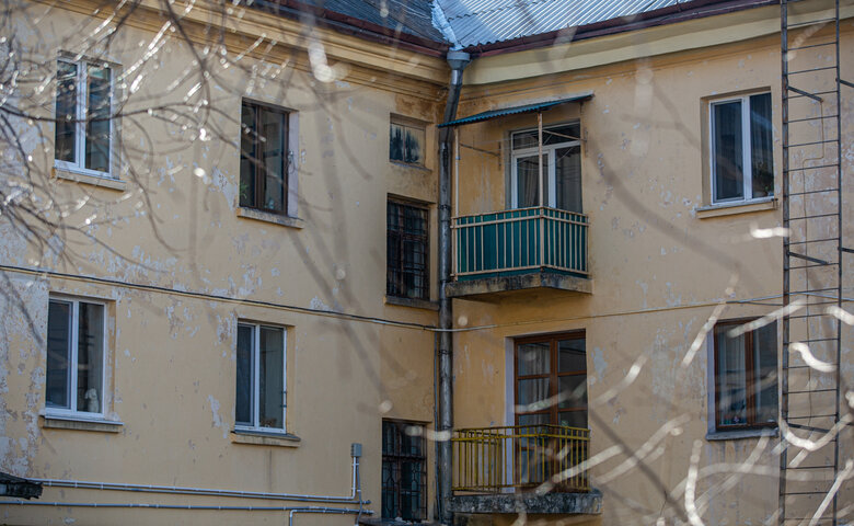 В окне минской сталинки появилось объявление с необычной просьбой. Что пишут?