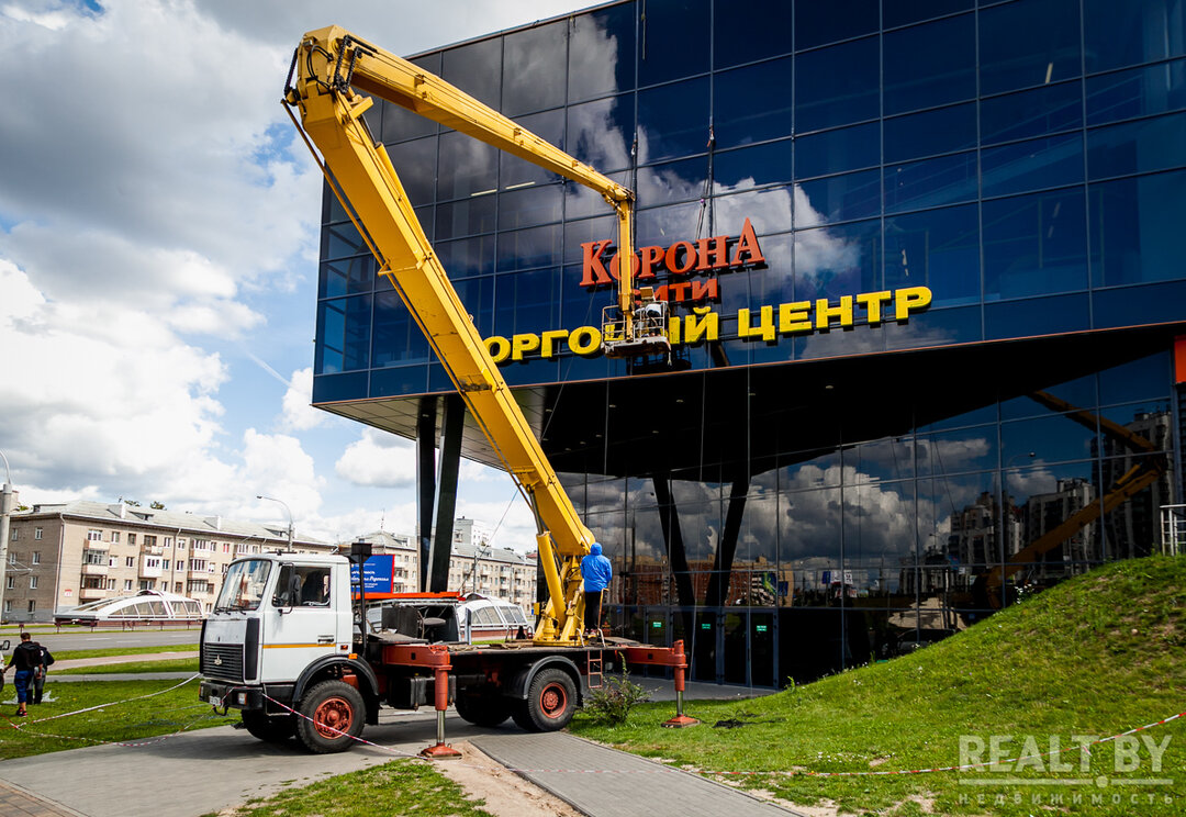 ФОТОФАКТ: бывший торговый центр «Е-Сити» сменил вывеску на «Корона-Сити» —  последние Новости на Realt