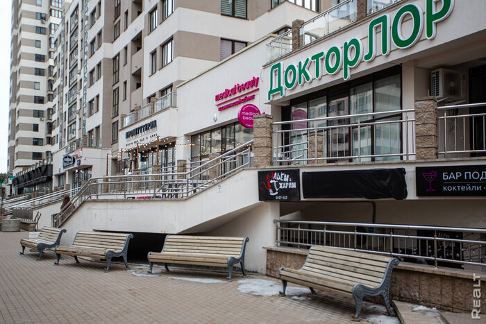 «Здесь как в центре туристического города: кофе − дорогой, припарковаться — негде». Побывали в "Маяке Минска" и поговорили с жителями