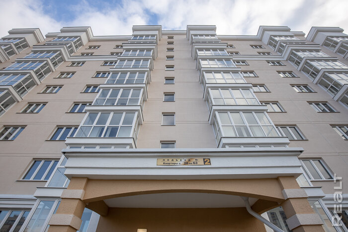 Китайский застройщик сдал в Минске многоэтажку с квартирами с отдельным входом. Показываем