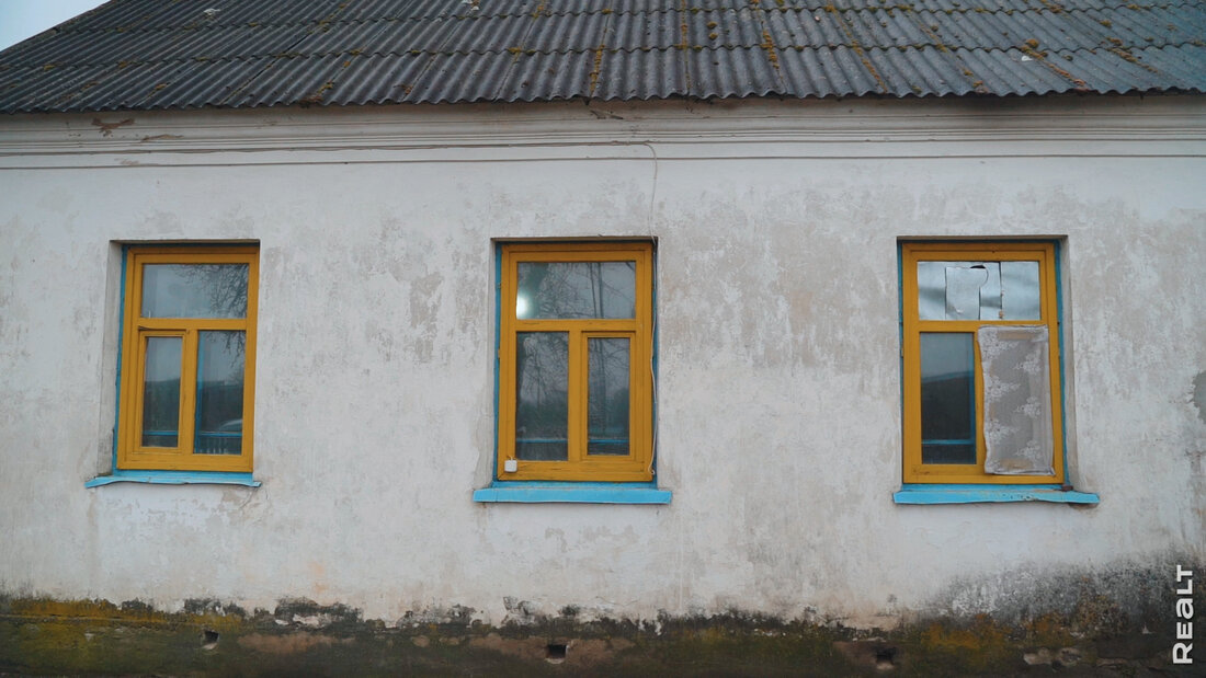 Как молодая семья из Пинска восстанавливает сразу два старых дома в деревне