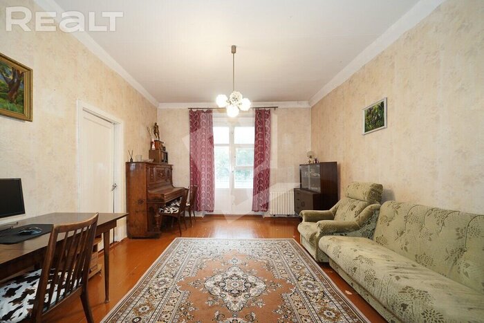 На Октябрьской на продажу выставили недорогую квартиру. В ней пианино 1905 года и старая немецкая мебель