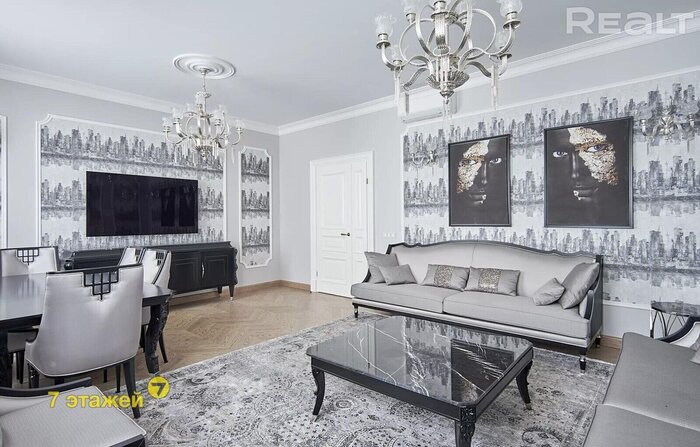 В историческом центре Минска на продажу выставили квартиру за 825 тысяч долларов. Смотрим, что там внутри