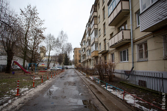 "Это какое-то недоразумение в центре города". Как живется в домах на самой студенческой улице Минска