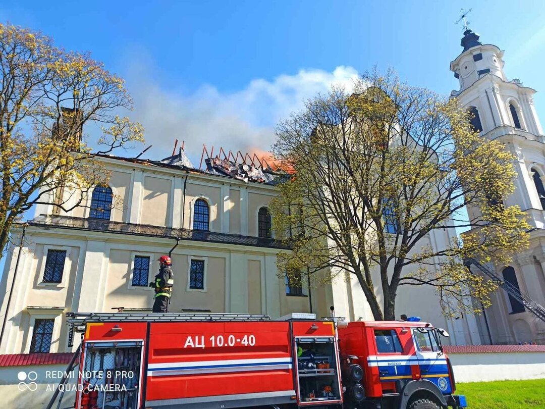 Сгорела крыша знаменитого Будславского костела. Какие храмы в Беларуси еще  повредил или уничтожил огонь — последние Новости на Realt