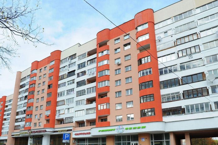 Этот километровый дом в Минске называют Брестской крепостью. Какие квартиры там продают?