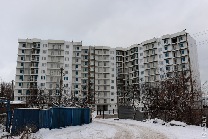 Власти ответили дольщикам, почему до сих пор не могут достроить дом на Карастояновой в Минске