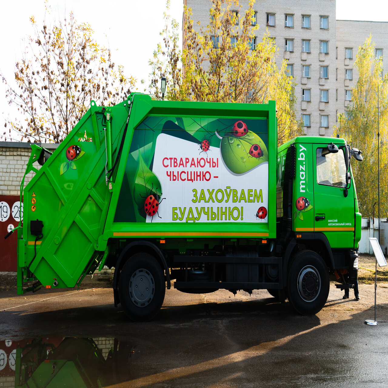 В Беларуси появился первый мусоровоз для подземного сбора мусора.  Показываем, как он выглядит — последние Новости на Realt