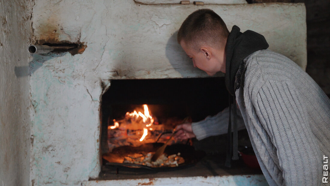 Как молодая семья из Пинска восстанавливает сразу два старых дома в деревне