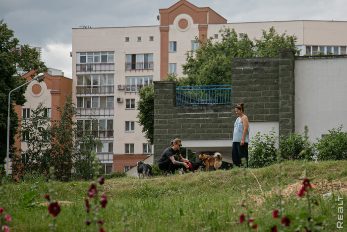 «Кровать вибрировала от салюта». Узнали, как живется в желтых домах напротив стелы в Минске