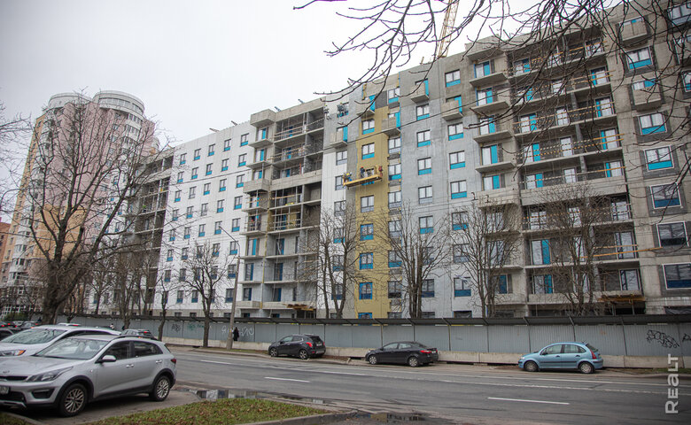 Что за дом вырос рядом с «кукурузами» в районе Комаровского рынка? Рассказываем и показываем