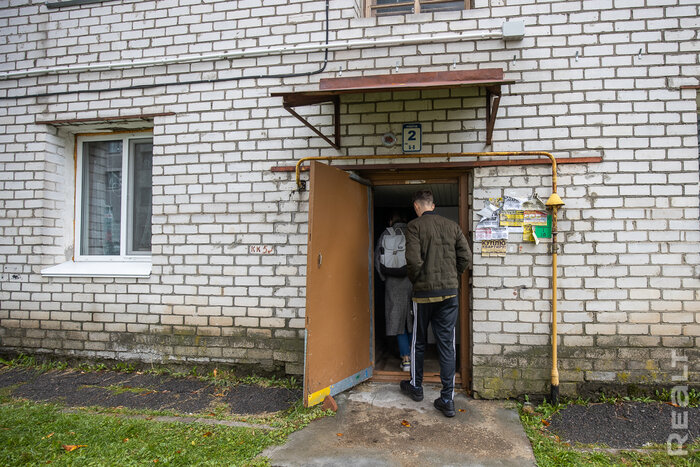 "Дети бросают мусор прямо нам в окна". Как живут люди в довоенной двухэтажке среди высоток почти в центре Минска