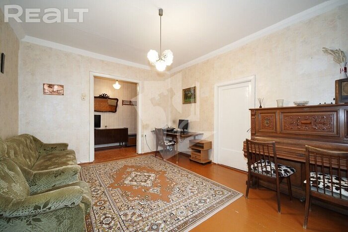 На Октябрьской на продажу выставили недорогую квартиру. В ней пианино 1905 года и старая немецкая мебель