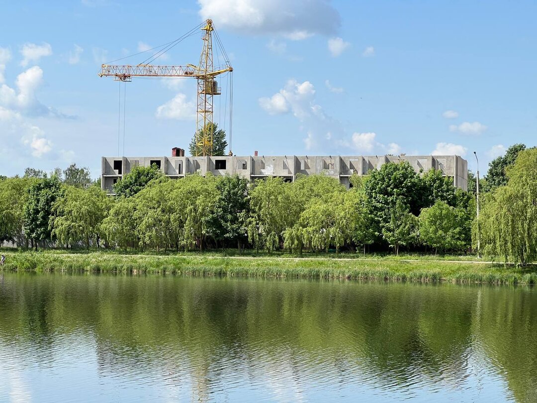 В Серебрянке заметили новостройку прямо на берегу канала. Узнали, что за  она — последние Новости на Realt