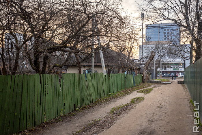 «Живем в центре Минска, но как в первобытном мире». Побывали в частном секторе со столетними домами за железнодорожным вокзалом