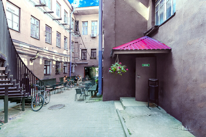 красный дворик