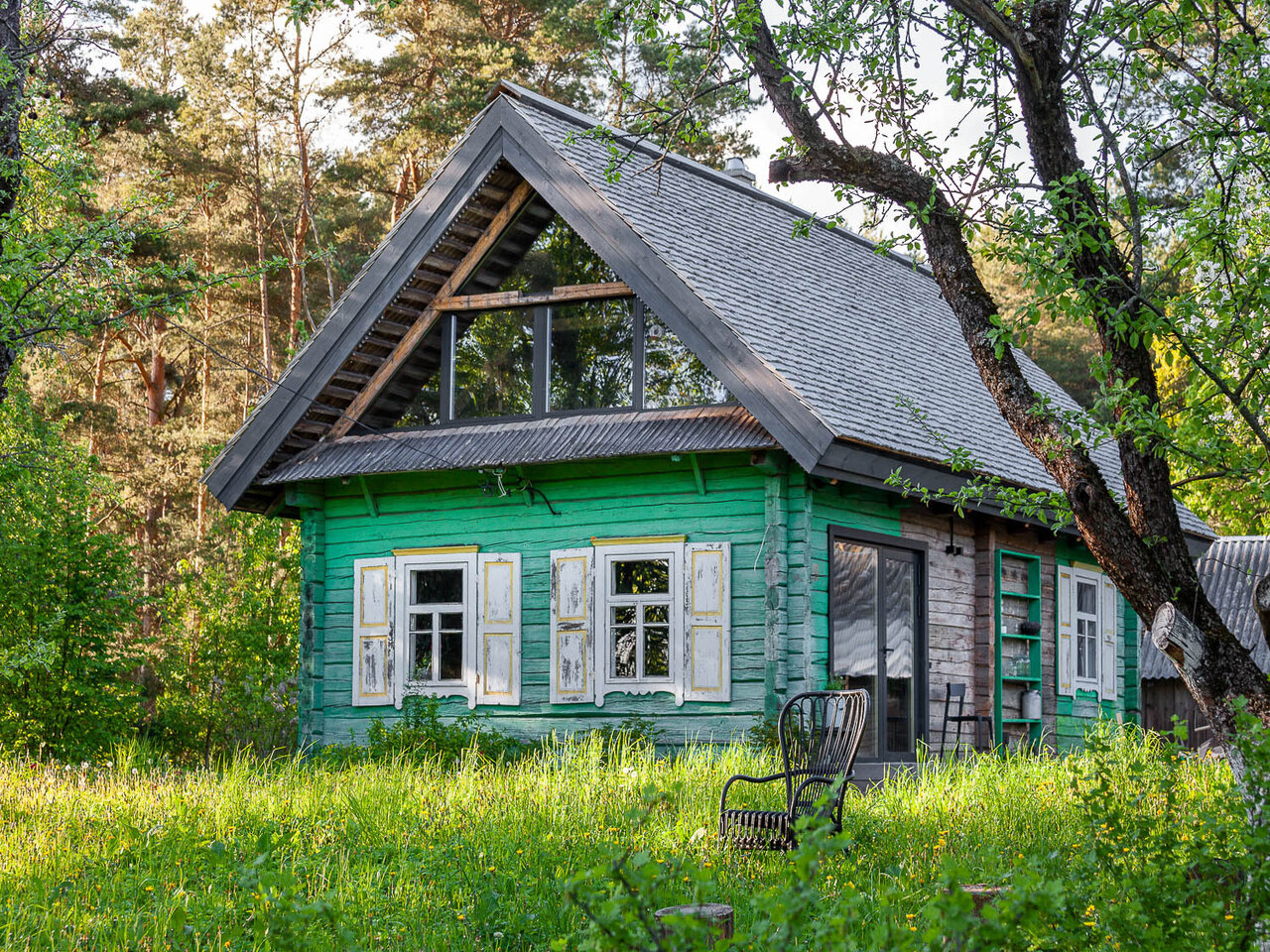 Под крышей деревенского дома