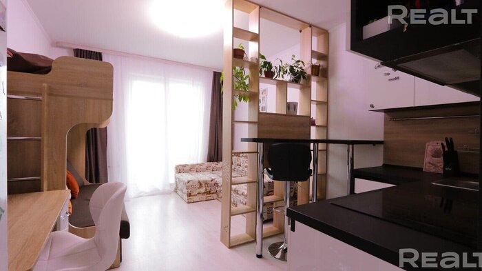 С двухэтажной кроватью и душевой кабиной. Как сейчас выглядит самая дешевая квартира в Новой Боровой