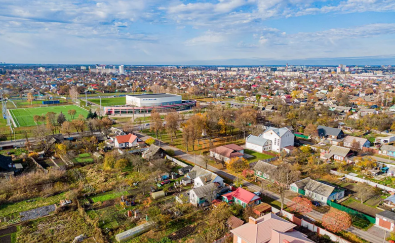 В районе с шедеврами деревянного зодчества. Тут находится самый дорогой дом Гомеля, проданный в сентябре