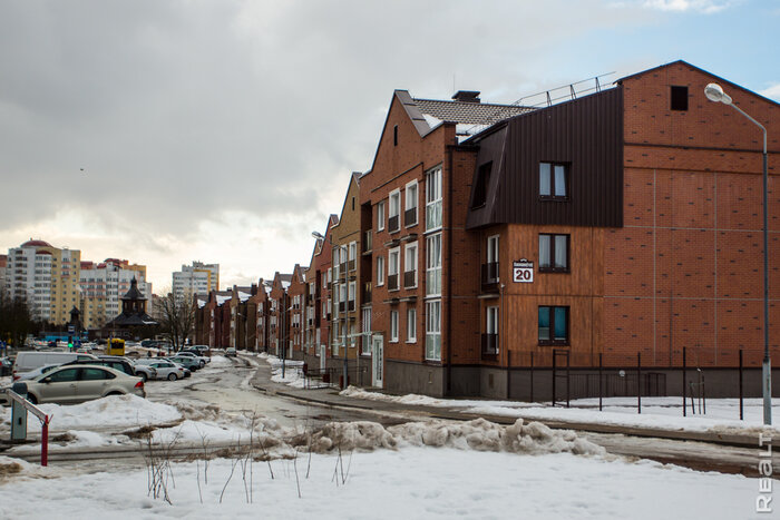 МАПИД построит новые дома в английском стиле в Минске. Узнали, как сегодня живется людям в таких трехэтажках