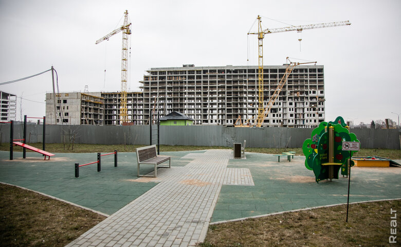 В строящейся монолитной многоэтажке в Лошице предлагают жилье и помещения для бизнеса. А почем?