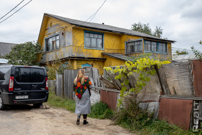 "Соседский урожай как-то затопило канализацией". Как живет деревня Копище в окружении многоэтажек