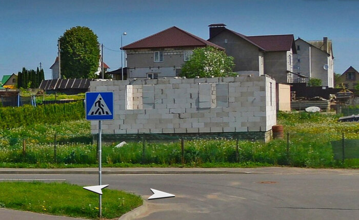 Редкий лот — в Минске выставили на торги участок с недостроенным коттеджем. Узнали подробности