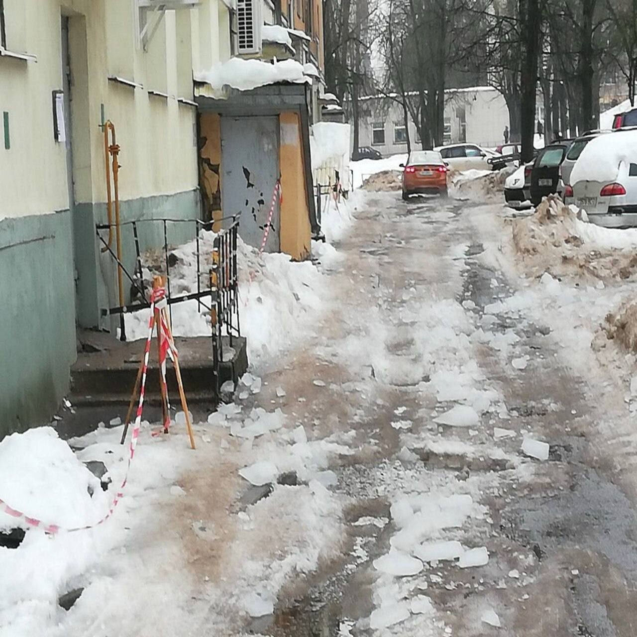 В Витебске на женщину с крыши упала глыба снега со льдом. Она погибла —  последние Новости на Realt