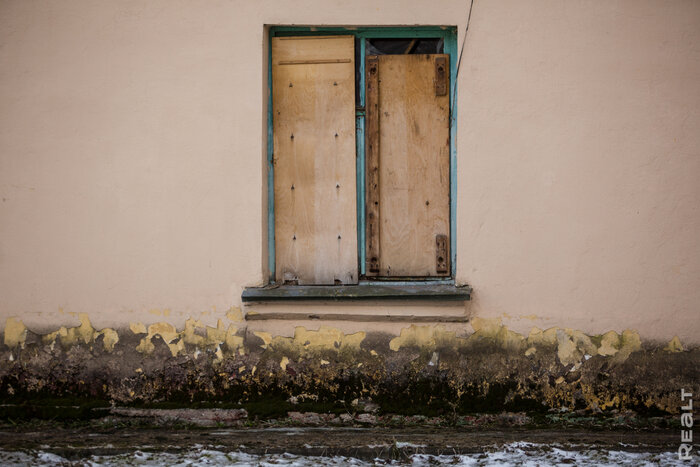 «Туалет был на улице, а умывальники в тамбуре». Как живется в доме, где продается самая дешевая квартира в Минске