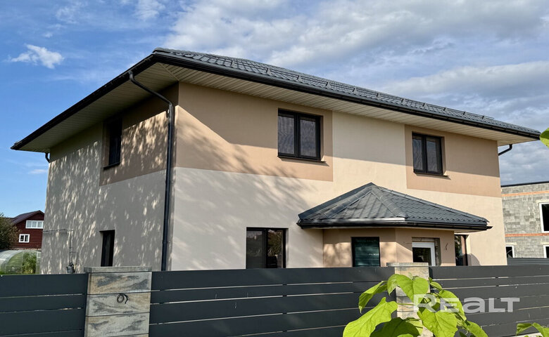 Дома в пригороде Минска, не в СТ. Смотрим интересные варианты с отделкой и мебелью