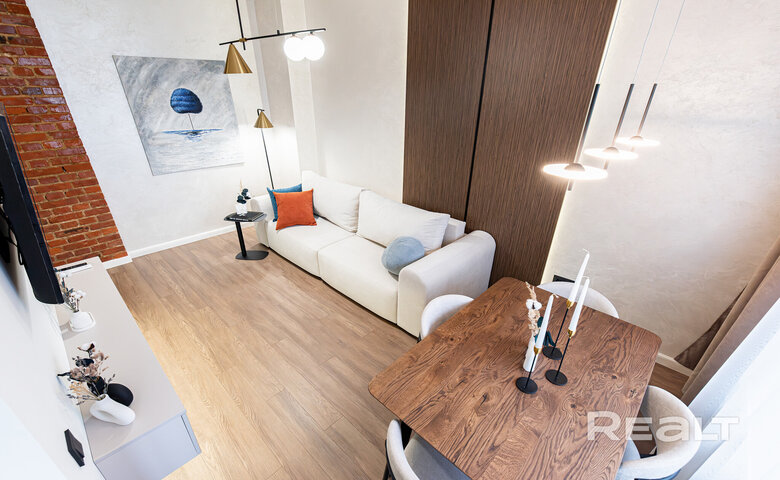 Смотрите, какой ремонт сделали в сталинке 1936 года. Метр стоит чуть больше 2,5 тысячи долларов