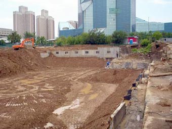 Котлован на московской стройке. Фото с сайта osk.ru