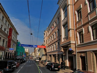 Вид на улицу Большая Дмитровка. Изображение с сервиса maps.ya.ru