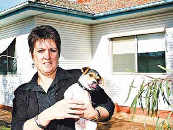Марго Милдрен на фоне своего дома. Фото с сайта news.com.au 