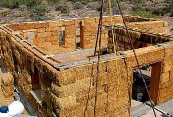 Строительство соломенного дома. Фото с сайта dailymail.co.uk