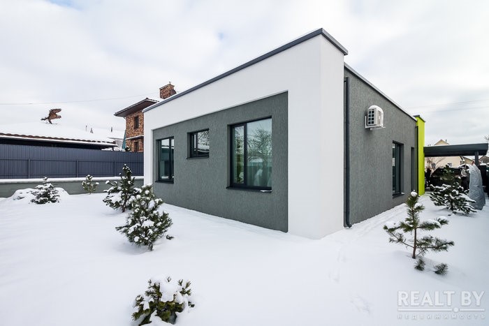 Редкое предложение: под Минском продаётся ярко-синий дом в скандинавском стиле за $59 тыс. Почему снижена цена?