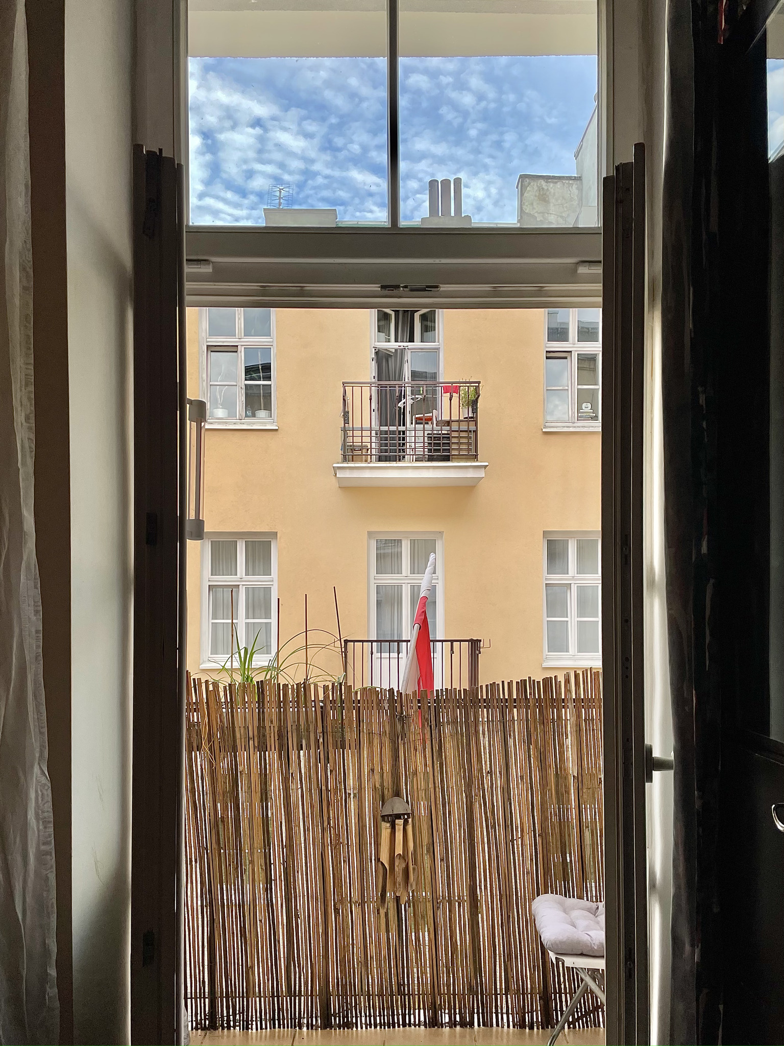 «На одну квартиру претендует 50 человек». Белорусы показали, какое жилье и почем они снимают за границей
