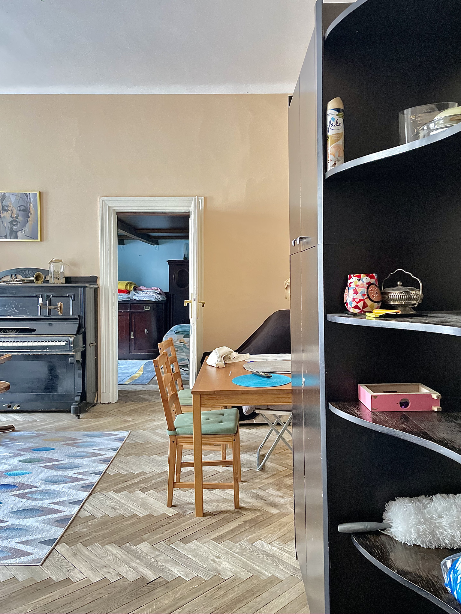«На одну квартиру претендует 50 человек». Белорусы показали, какое жилье и почем они снимают за границей