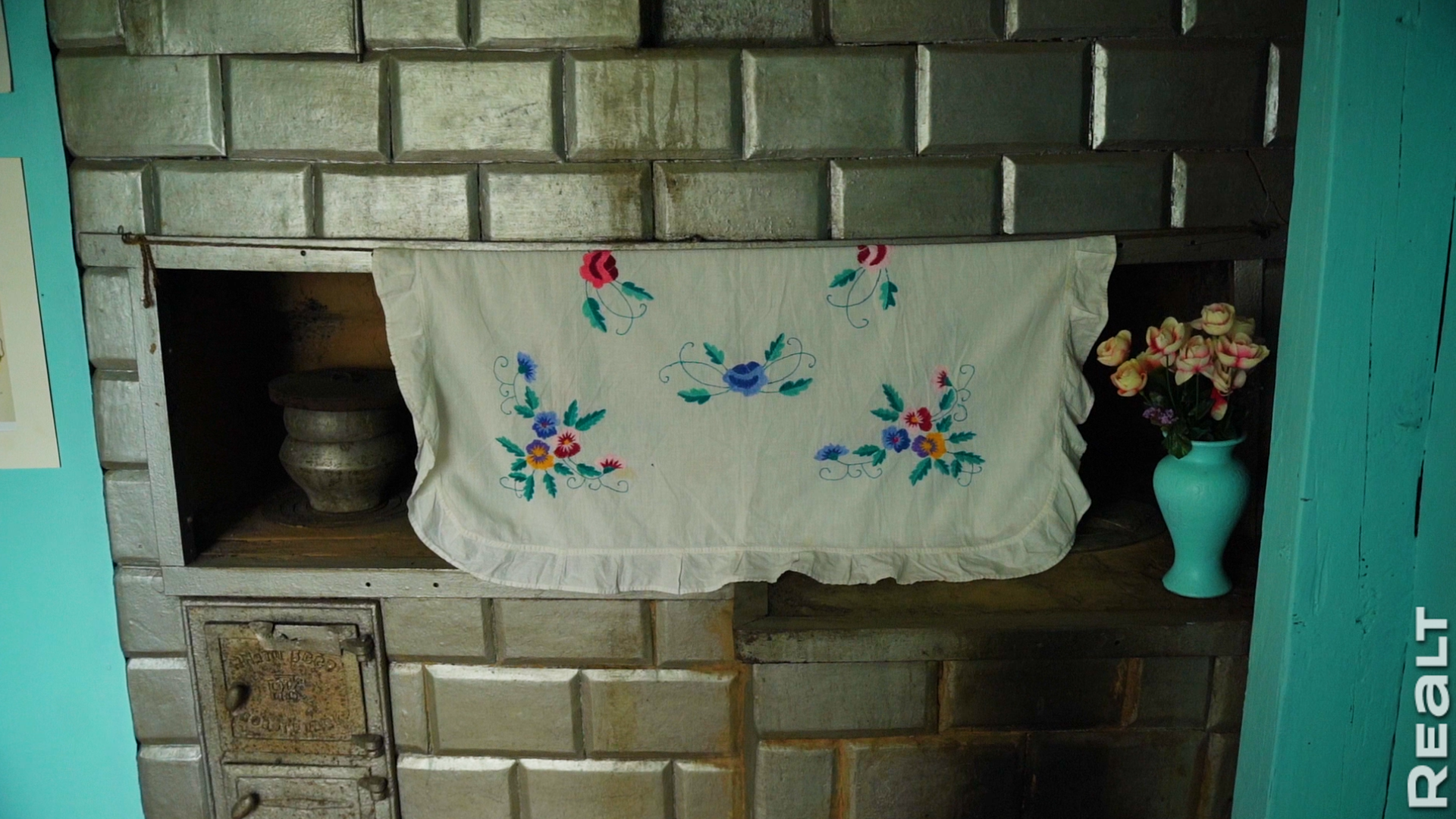 «Первое время спала в обнимку с кочергой». Белоруска сберегла столетний семейный дом — и не жалеет