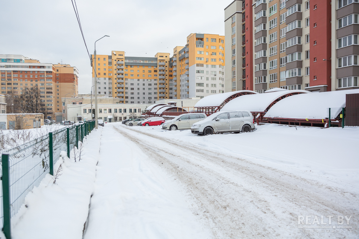 Места на парковке теперь пытаются купить по двойной цене